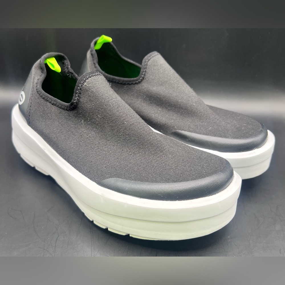 OOFOS - Oomg Eezee low, Black and White Slip-On Loafers,‎ Womens 6
